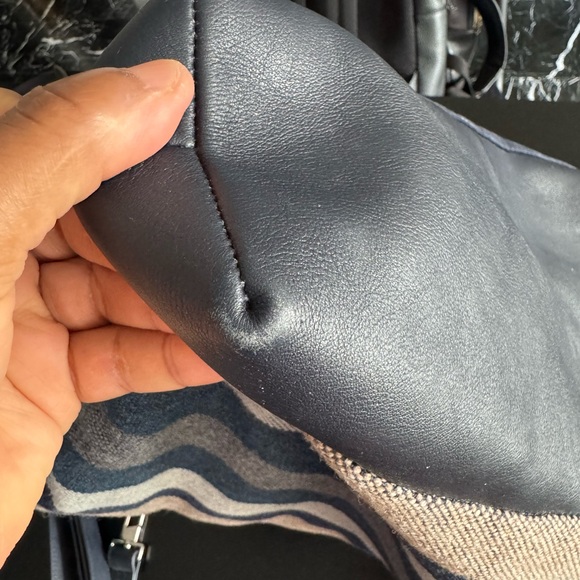 Barely used tote bag with shoulder strap. - Picture 5 of 8